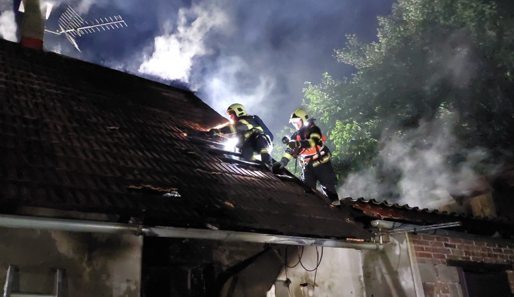 Noční požár rodinného domu v Dolní Sytové na Semilsku způsobil škodu za jeden a půl milionu korun