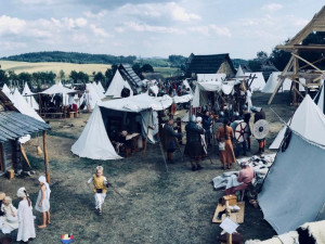 Středověké oblečení, nástroje i bitva. Spolek Curia Vítkov u Chrastavy opět pořádá tradiční Dobývání