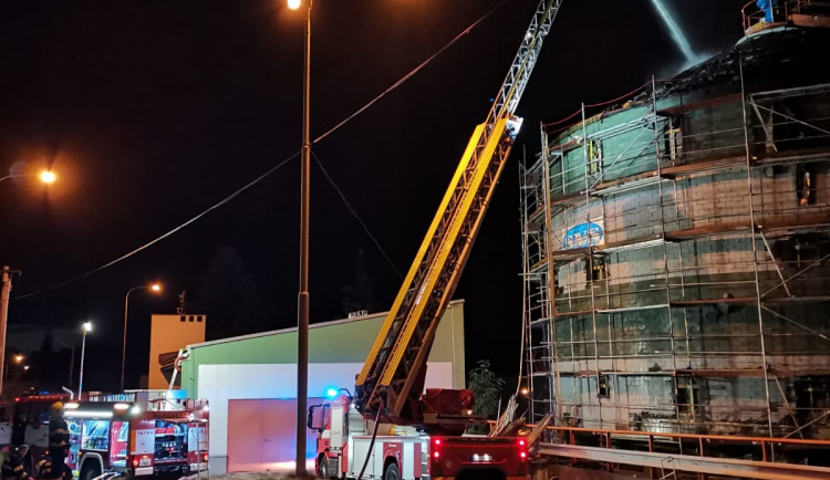 Zásah hasičů v čističce odpadních vod. Hořelo obložení nádrže s plynem