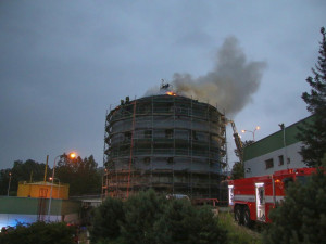 Škoda po požáru v čističce je půl milionu korun. Uhasit se ho podařilo až dopoledne