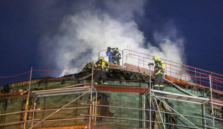 Škoda po požáru v čističce je půl milionu korun. Uhasit se ho podařilo až dopoledne