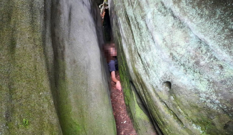 Mladík uvízl ve skalní průrvě u Besedic. Vyprostili ho záchranáři s hasiči