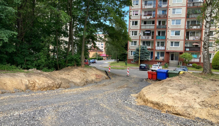 Konec parkování na chodníku. Ve Frýdlantu vzniká parkoviště pro šedesát aut