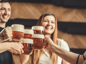 Budějovický Budvar je doma v jižních Čechách, ale slavný je po celém světě