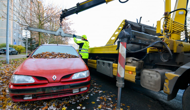 Auta za pár stovek. Liberec prodá vozidla, která nechal odtáhnout z ulic města