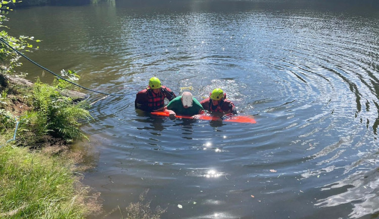 Houbař spadl do jednoho z Pivovarských rybníků a zlomil si nohu. Ven ho museli dostat hasiči