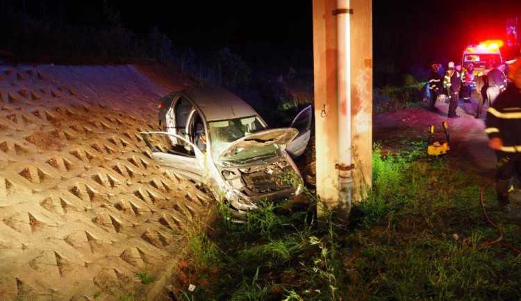 Auto s pěti mladými lidmi v noci nabouralo do konstrukce mostu. Jeden z nich bojuje o život