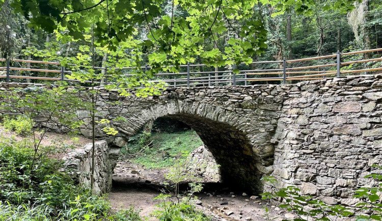 U Znojma opravili unikátní kamenný most ze 17. století