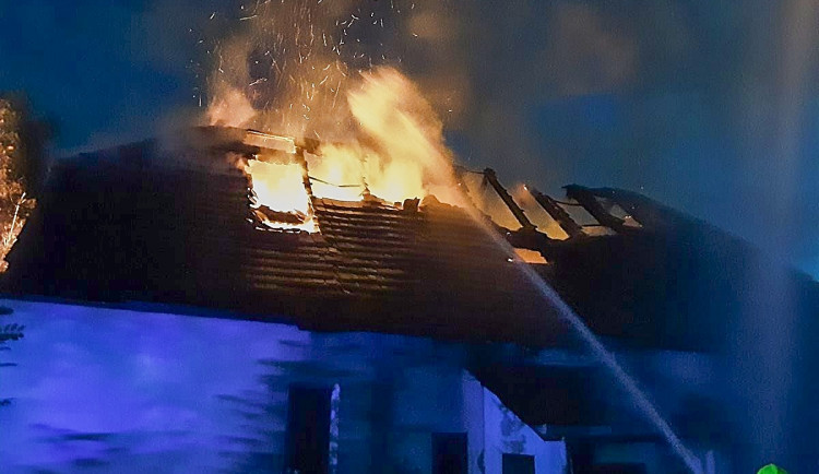 K požáru rodinného domu vyjížděli dnes časně ráno hasiči do Cvikova