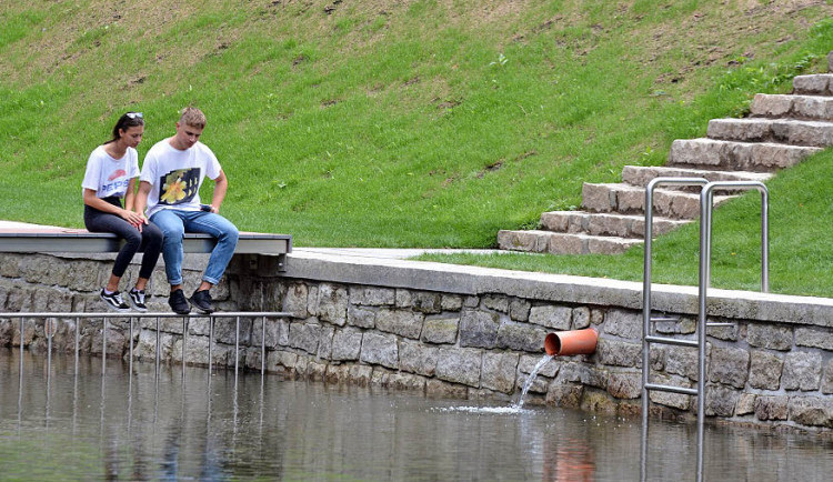 Lesák stále není vhodný ke koupaní, na Mácháči se kvalita vody mírně zlepšila