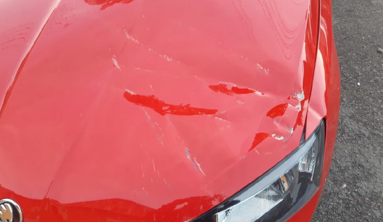 Železnou tyčí poničila kapotu vozidla. Teď jí hrozí až tři roky vězení