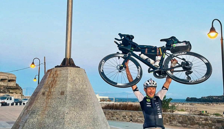 Cyklista Polman vyhrál nejdelší cyklistický závod světa. Ujel 7,4 tisíc kilometrů