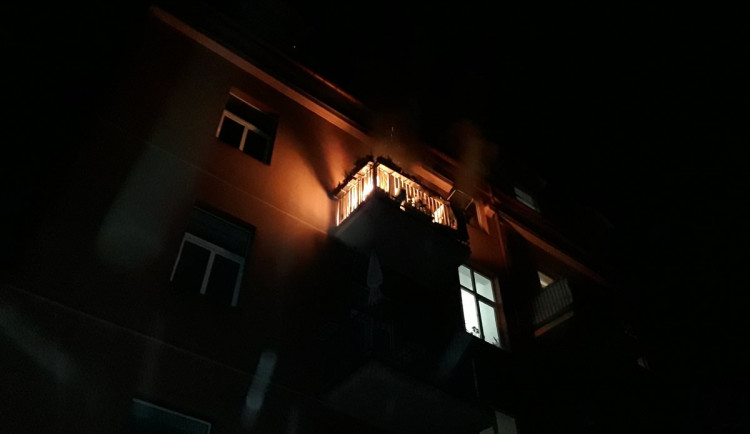 Noční požár v Sokolské ulici. Dva lidé skončili v nemocnici