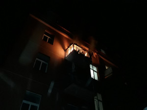 Noční požár v Sokolské ulici. Dva lidé skončili v nemocnici