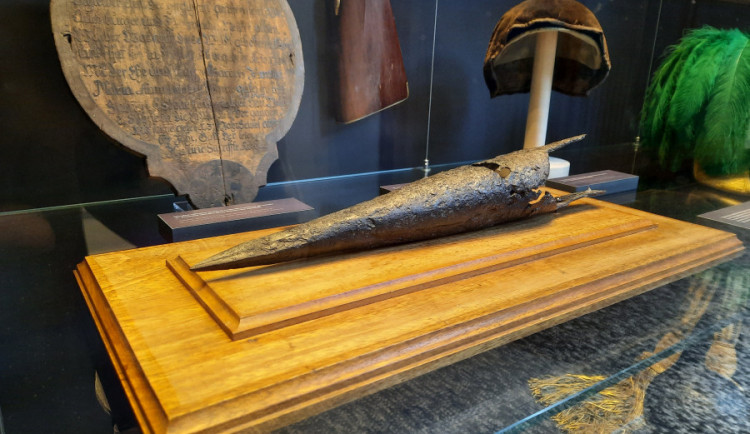 Uškrtila vlastní dítě, srdce jí probodli kůlem. Ten vystavuje liberecké muzeum