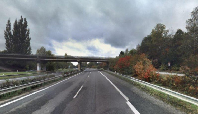 Provoz na dálnici D10 u Příšovic na Liberecku je omezen kvůli stavbě pilířů pro nový most