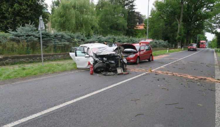 Řidič na Českolipsku narazil vlivem mikrospánku do protijedoucího vozidla. Zranily se malé děti
