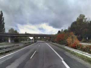 Provoz na dálnici D10 u Příšovic na Liberecku je omezen kvůli stavbě pilířů pro nový most