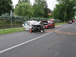 Řidič na Českolipsku narazil vlivem mikrospánku do protijedoucího vozidla. Zranily se malé děti