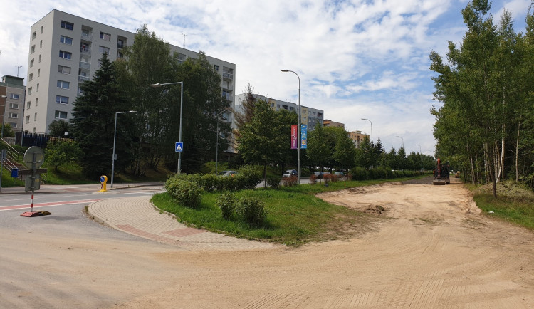 Osmdesát nových míst na Dobiášovce. Parkoviště roste na místě budoucí tramvajové trati