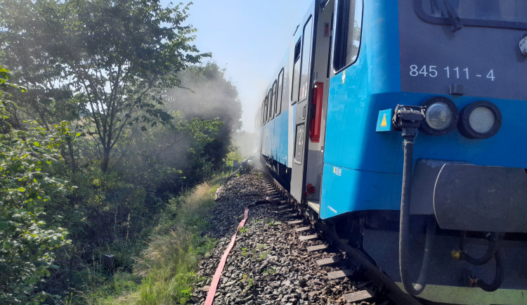 Požár vlaku na trati u Zdislavy na Liberecku zastavil provoz. Hasiči evakuovali desítky cestujících