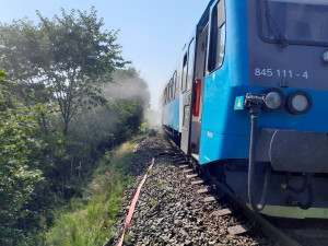 Požár vlaku na trati u Zdislavy na Liberecku zastavil provoz. Hasiči evakuovali desítky cestujících