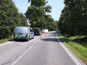 Řidič na Frýdlantsku narazil z neznámých příčin do stromu. Na místě zemřel