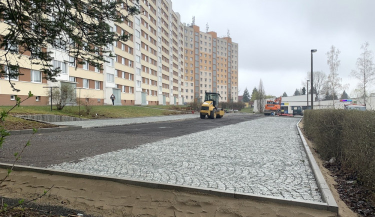 Liberec získal stavební povolení na parkoviště před Hokejkou. Lidé tam už stejně parkovali