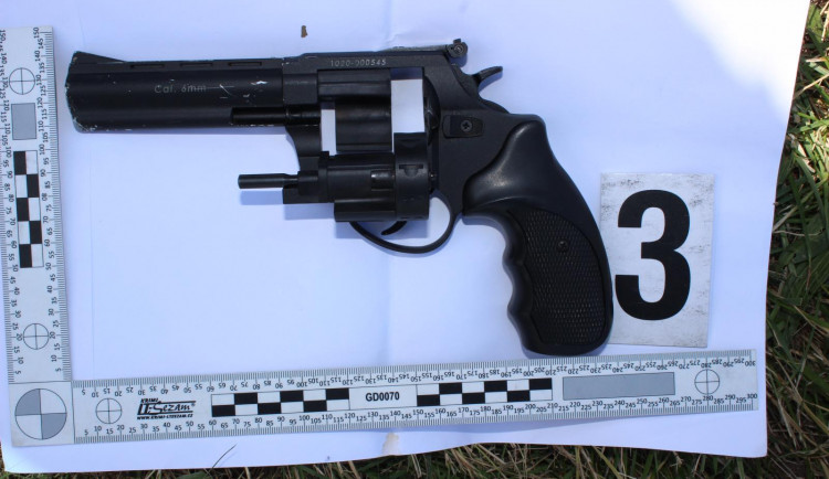 Ženu zablokovali na silnici vyděrači. Vytáhli revolver a chtěli ji unést