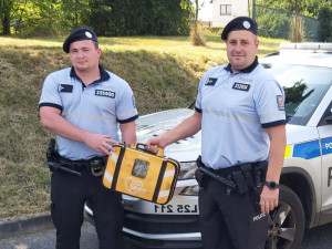 Na Frýdlantsku zkolaboval senior, jeho život pomohli zachránit policisté pomocí defibrilátoru