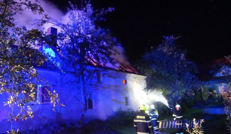 Ve Strážkovicích hořela stodola. Vznikla škoda za milion