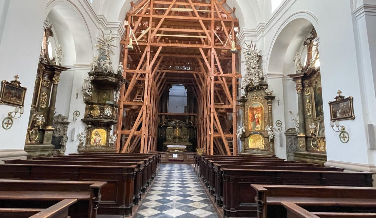 Lidé v Brně nahlédli do uzavřeného kostela, který čeká na opravu