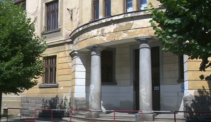 Nejstarší školská budova v Chrastavě čeká na opravu. Město potřebuje získat dotaci
