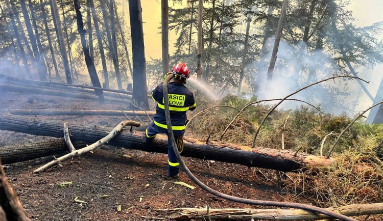 Tři desítky hasičů z Libereckého kraje vyjely na pomoc k požáru na Děčínsku