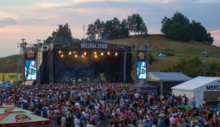 V  rekreačním areálu ve Vesci se chystá festival Benátská! Ve středu by mělo být hotovo