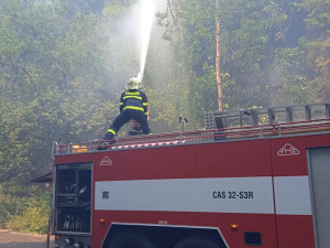 Tři desítky hasičů z Libereckého kraje vyjely na pomoc k požáru na Děčínsku