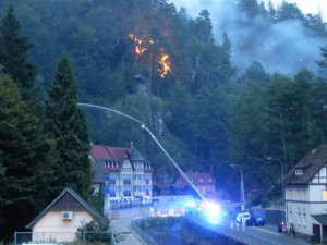 Tři desítky hasičů z Libereckého kraje vyjely na pomoc k požáru na Děčínsku