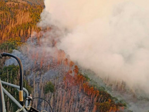 VIDEO: Nic většího než požár v Českém Švýcarsku jsem nikdy neviděl, říká armádní pilot