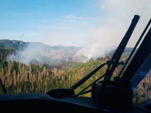 VIDEO: Nic většího než požár v Českém Švýcarsku jsem nikdy neviděl, říká armádní pilot