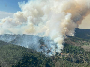 VIDEO: Nic většího než požár v Českém Švýcarsku jsem nikdy neviděl, říká armádní pilot