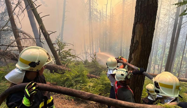 Ve vzduchu je od rána cítit zápach spáleniny. Jde o požár v Českém Švýcarsku