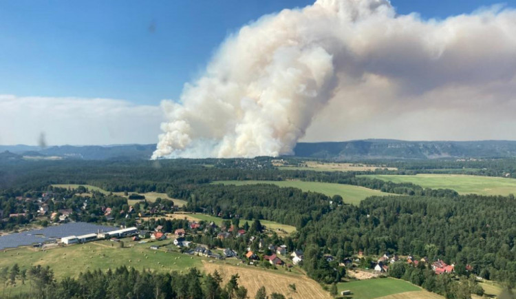 Nic většího než požár v Českém Švýcarsku jsem nikdy neviděl, říká armádní pilot