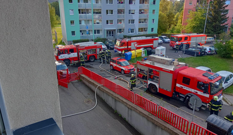 V Jablonci nad Nisou hořel pečovatelský dům pro seniory. Dvě desítky osob byly evakuovány