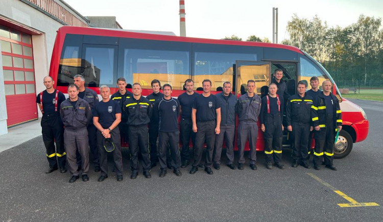 Do hašení požáru v Hřensku se zapojilo téměř sedmdesát hasičů z Libereckého kraje. Na pomoc přiletěla letadla ze Švédska