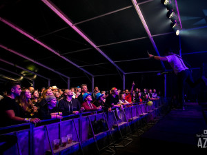 Druhý den Benátské. Z rockového charakteru festivalu vyčníval koncert Ivana Mládka