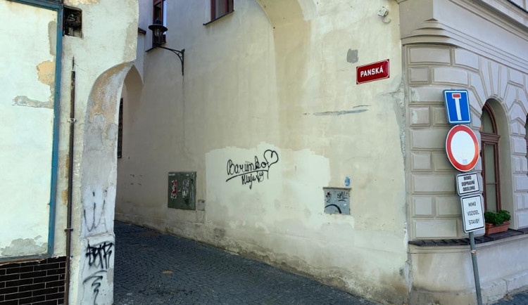 Řada krádeží i zamilované vzkazy na fasádách domů. Muži hrozí pět let vězení
