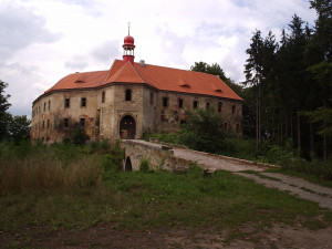 Stráž pod Ralskem, zámek Vartemberk před obnovou fasády