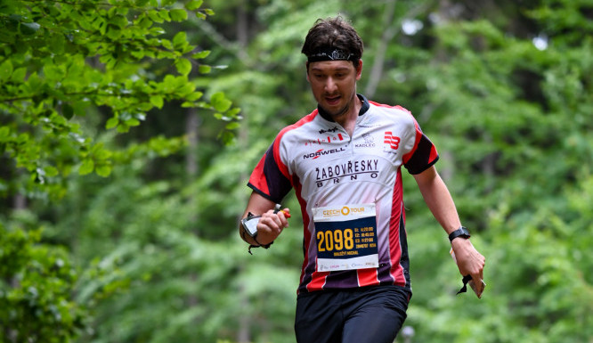 Tisícovka orientačních běžců na Czech O-Tour v Jizerkách