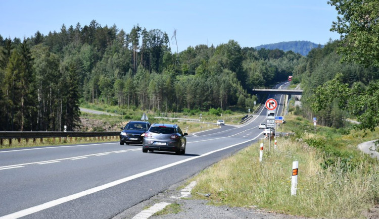 Začala stavba rozšíření silnice mezi obcemi Nový Bor a Svor. Hotovo by mělo být do dvou let