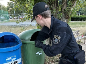 Českolipští strážníci osvobodili ježka z odpadkového koše. Zřejmě ho tam někdo hodil